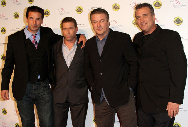  
Alec Baldwin (người đứng thứ 2 từ phải vào) và anh em ruột của mình cũng đều là diễn viên nổi tiếng. 