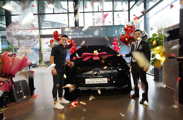 Quang Hải trong ngày nhận xe. (Ảnh: Doanh nghiệp & Tiếp thị)
Quang Hải trong ngày nhận xe. (Ảnh: Doanh nghiệp & Tiếp thị)