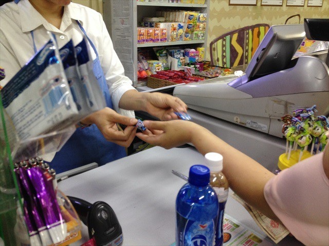  
Việc lấy kẹo trả thay tiền lẻ cũng thường xuyên xảy ra ở Việt Nam. (Ảnh: VietNamNet)