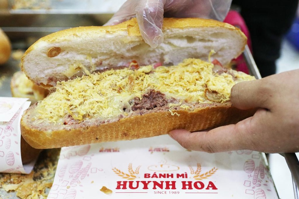  
Bánh mì Huỳnh Hoa không còn xa lạ với người Sài Gòn. (Ảnh: Pinterest)
