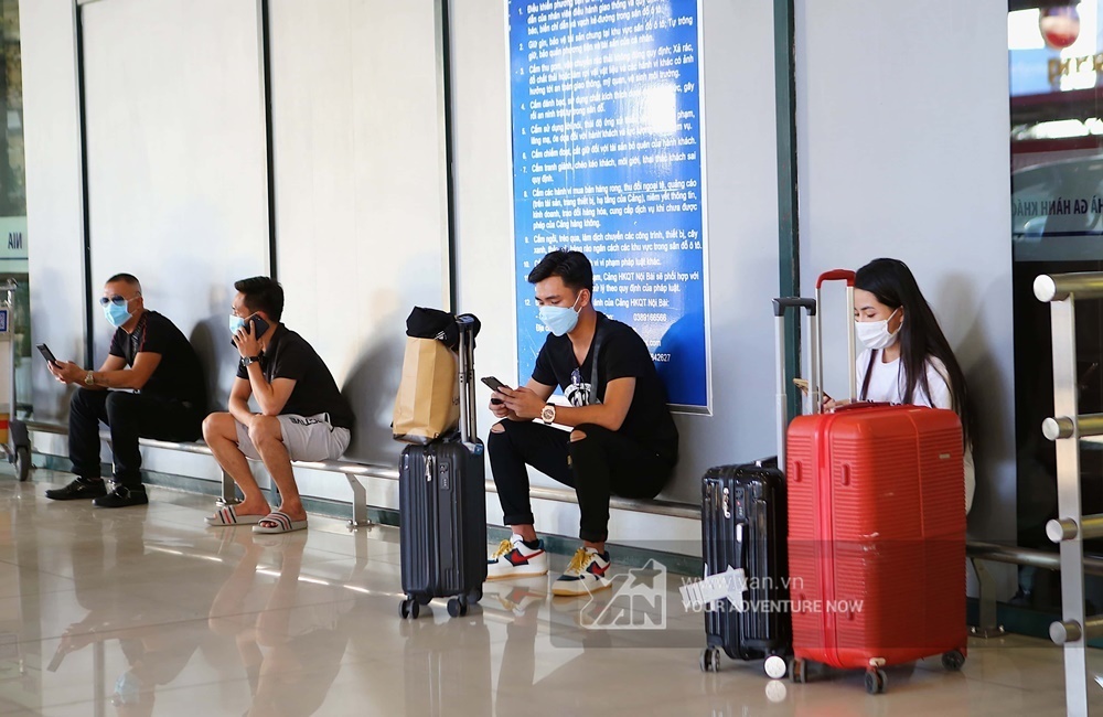  
Một số hành khách bay từ TP.HCM ra Hà Nội đang chờ người nhà đến đón.