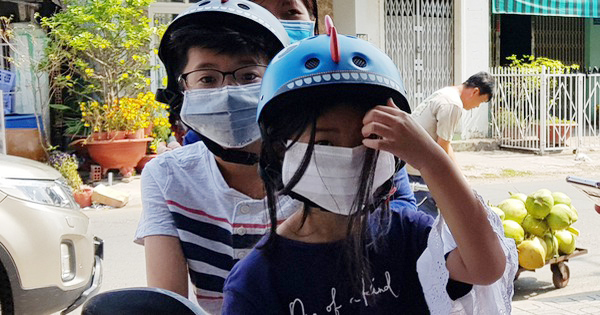  
Đội mũ bảo hiểm sẽ giúp bảo vệ con khi tham gia giao thông. (Ảnh: Tuổi Trẻ)