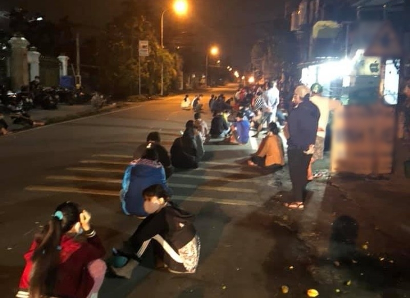  Nhiều người đi xếp hàng từ tờ mờ sáng. (Ảnh: Pháp Luật TP.HCM)
