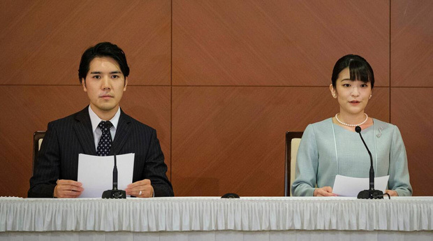  
Buổi họp báo sau kết hôn của Mako và chồng không có một bó hoa hay lời chúc phúc nào. (Ảnh: Japan Yahoo)