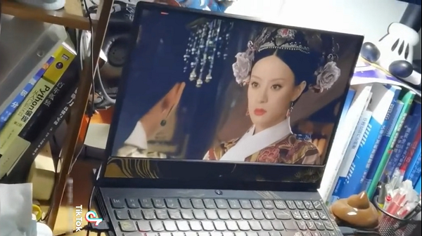  
CĐM té ngửa khi phát hiện màn hình máy tính đang chiếu bộ phim cung đấu Chân Hoàn Truyện đình đám xứ Trung. (Ảnh: Chụp màn hình)