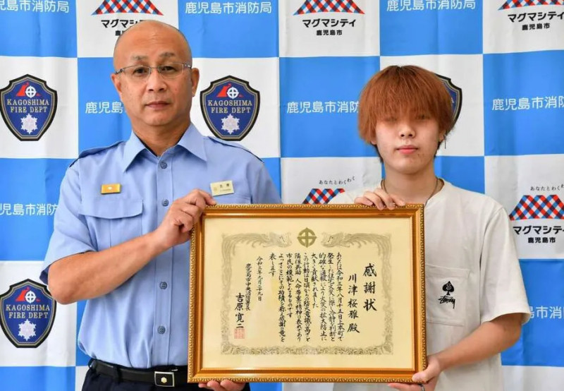    Sakuraga Kawazu nhận giấy khen nhờ hành động ý nghĩa của mình. (Ảnh: Oricon News)