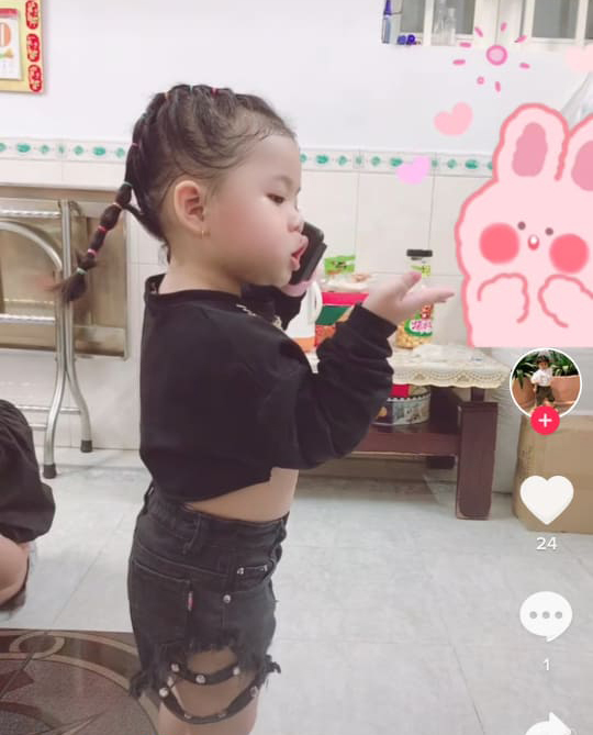  
Bé được mẹ diện trang phục khá đa dạng. (Ảnh: Chụp màn hình)