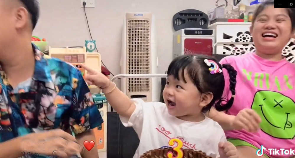  
Cô bé nổi tiếng vì câu nói "khoái khoái, chảy nước miếng". (Ảnh: Chụp màn hình)