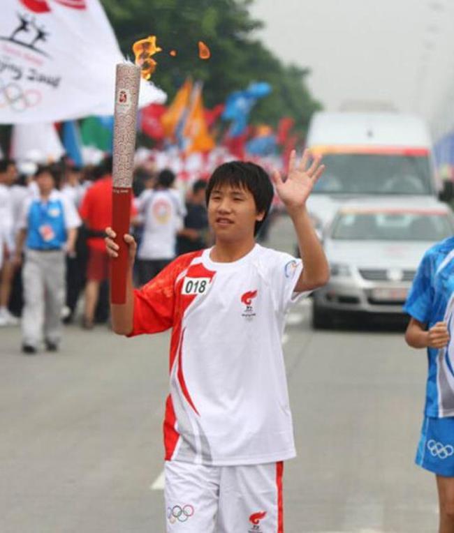  
Cậu vinh dự được giao nhiệm vụ rước đuốc tại Olympic Bắc Kinh 2008. (Ảnh: NetEase)