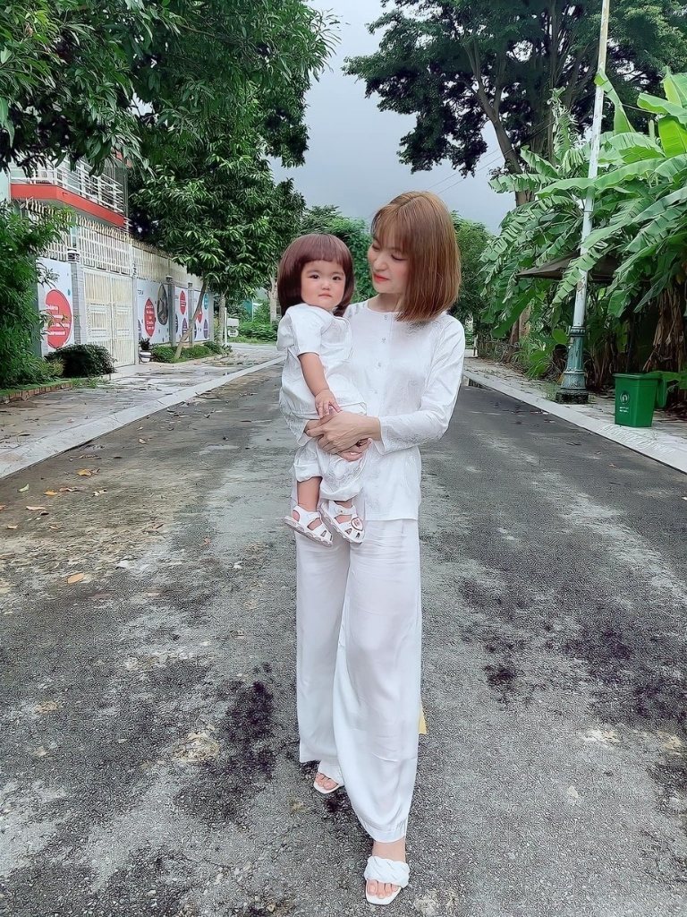    Hình ảnh hai mẹ con diện cùng một mẫu áo bà ba màu trắng vô cùng dễ thương. (Ảnh: FBNV)