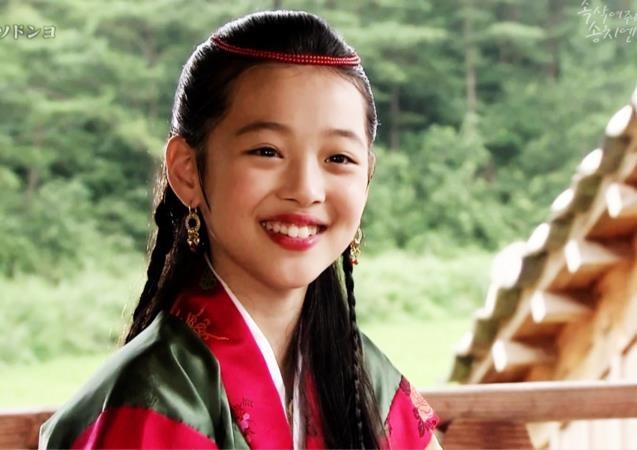  
Nữ idol trong một vai diễn phụ của phim Bài ca Seodong lúc 11 tuổi. (Ảnh: Chụp màn hình)