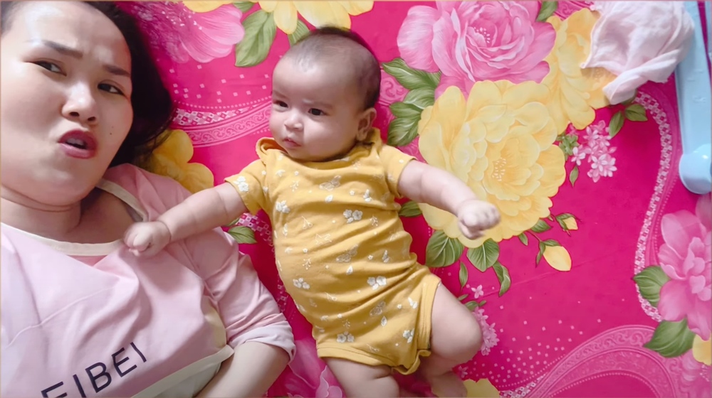    Bé Moon tinh nghịch và rất thích vận động. (Ảnh: Chụp màn hình) - Tin sao Viet - Tin tuc sao Viet - Scandal sao Viet - Tin tuc cua Sao - Tin cua Sao
