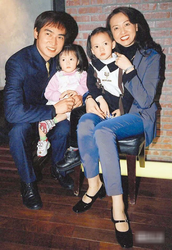  
Nam diễn viên và vợ đầu Hoàng Uyển Lâm. (Ảnh: Weibo)