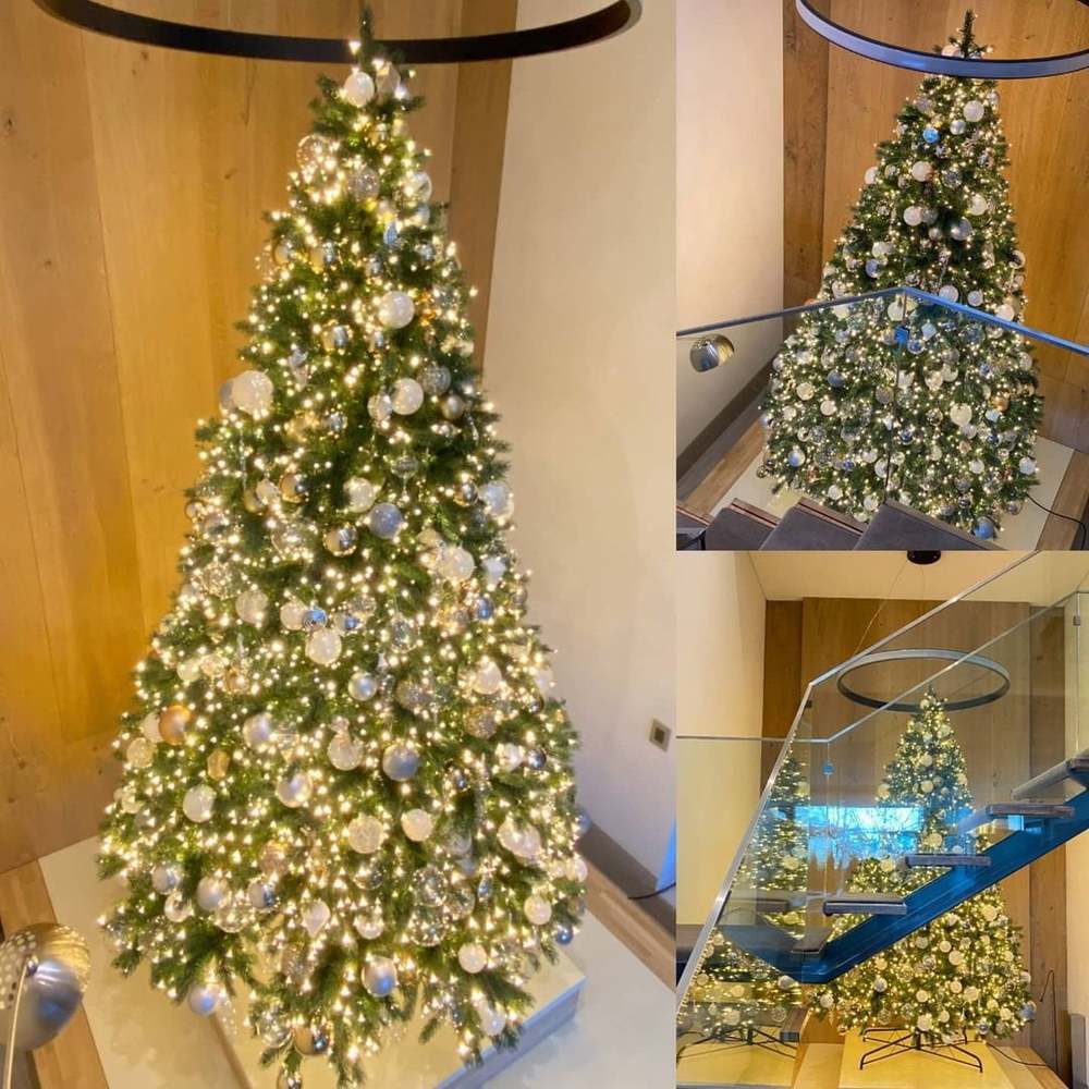  
Cây thông cao 3m với giá khoảng 140 triệu đồng được trang trí trong nhà Jennie nhân dịp Giáng sinh. (Ảnh: Naver)
