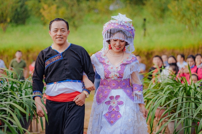 Cô dâu xuất hiện với bộ trang phục truyền thống (Ảnh: Nguyễn Xuân Lộc)