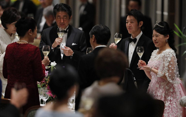  
Thủ tướng Nhật thời điểm đó - ông Shinzo Abe - cũng là khách mời của đám cưới. (Ảnh: Sohu)