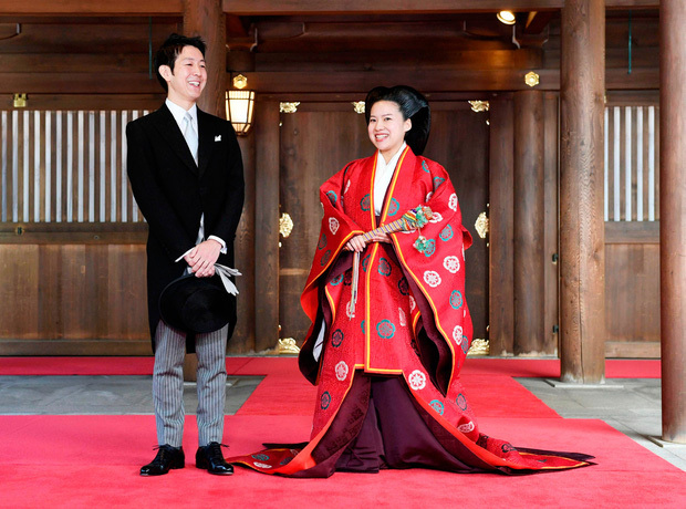  
Ayako cùng chồng rạng rỡ trong ngày cưới. (Ảnh: AF)