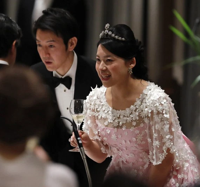  
Vợ chồng Ayako trong buổi tiệc cưới. (Ảnh: Sohu)