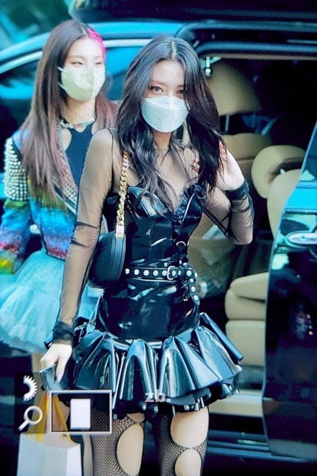  
Lần hiếm hoi Yuna bị dìm chỉ bởi outfit không phù hợp do stylist chuẩn bị. (Ảnh: Twitter)