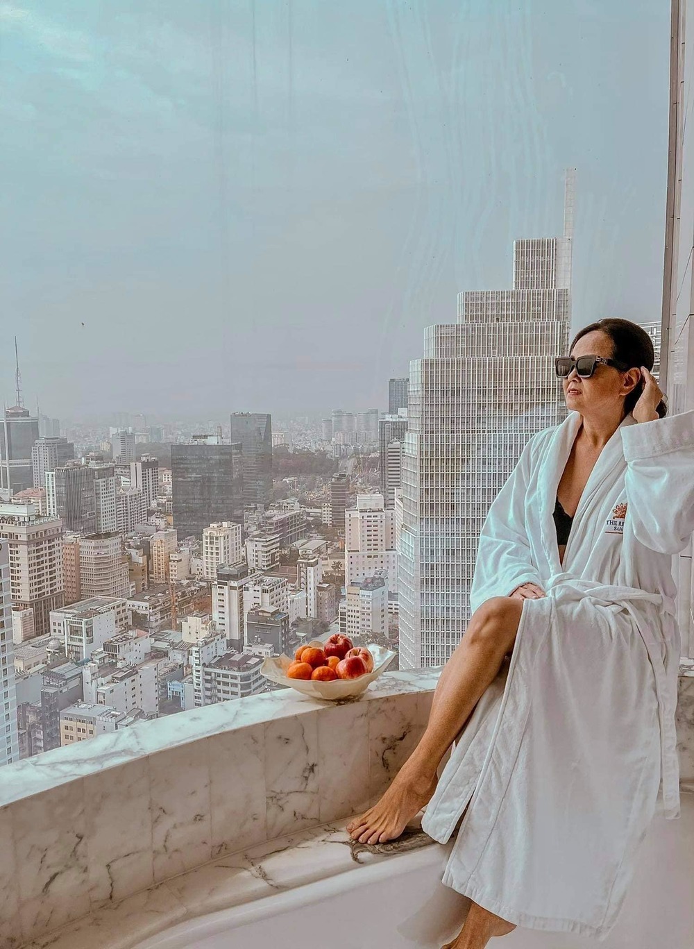    Bảo mẫu tạo dáng ở khách sạn 6 sao sang trọng bậc nhất Sài Gòn. - Tin sao Viet - Tin tuc sao Viet - Scandal sao Viet - Tin tuc cua Sao - Tin cua Sao