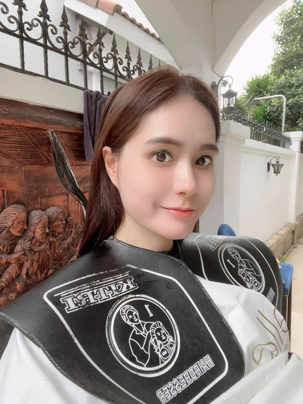    Cô cũng làm tóc tại nhà để đảm bảo sức khỏe, tránh nơi đông đúc trong mùa dịch. - Tin sao Viet - Tin tuc sao Viet - Scandal sao Viet - Tin tuc cua Sao - Tin cua Sao