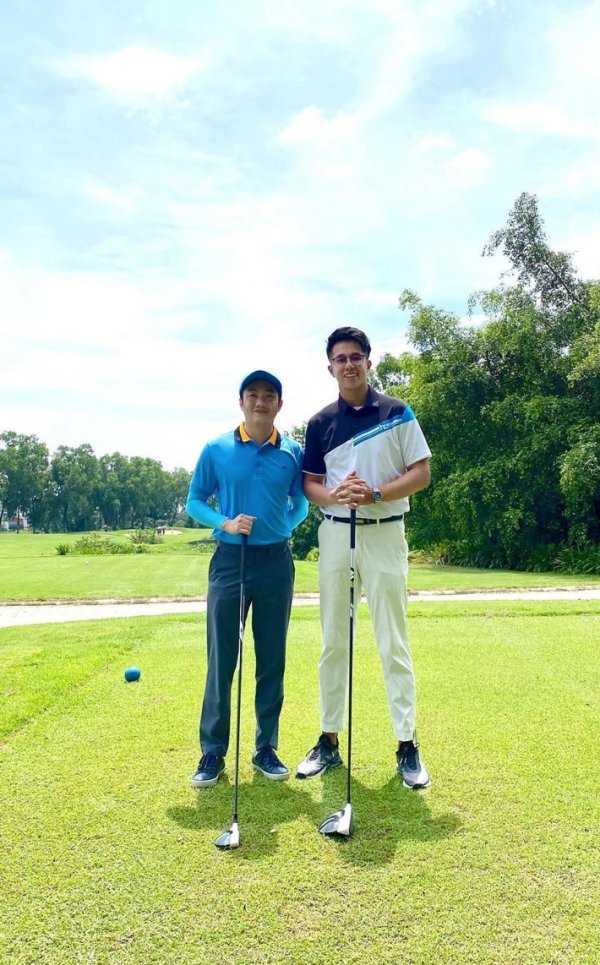  
Matt Liu cũng chia sẻ hình ảnh chụp chung với Cường Đôla tại sân golf trong ngày Hương Giang tái xuất. (Ảnh: IGNV)