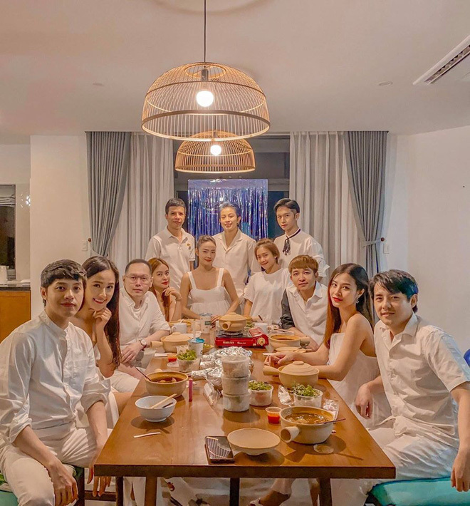  
Nhóm bạn diện đồ ăn ý trong những buổi gặp mặt. (Ảnh: FBNV) - Tin sao Viet - Tin tuc sao Viet - Scandal sao Viet - Tin tuc cua Sao - Tin cua Sao