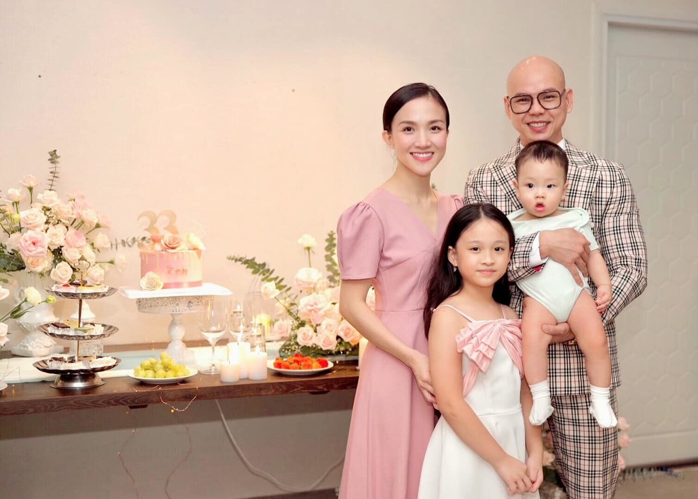 Clip Phan Đình Tùng và vợ con hát Ba ngọn nến lung linh  Tuổi Trẻ Online