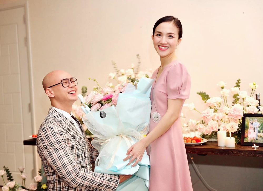Clip Phan Đình Tùng và vợ con hát Ba ngọn nến lung linh  Tuổi Trẻ Online