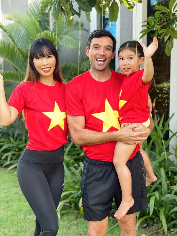  
Gia đình nữ siêu mẫu hạnh phúc khi được trở về thành phố. (Ảnh: FBNV) - Tin sao Viet - Tin tuc sao Viet - Scandal sao Viet - Tin tuc cua Sao - Tin cua Sao