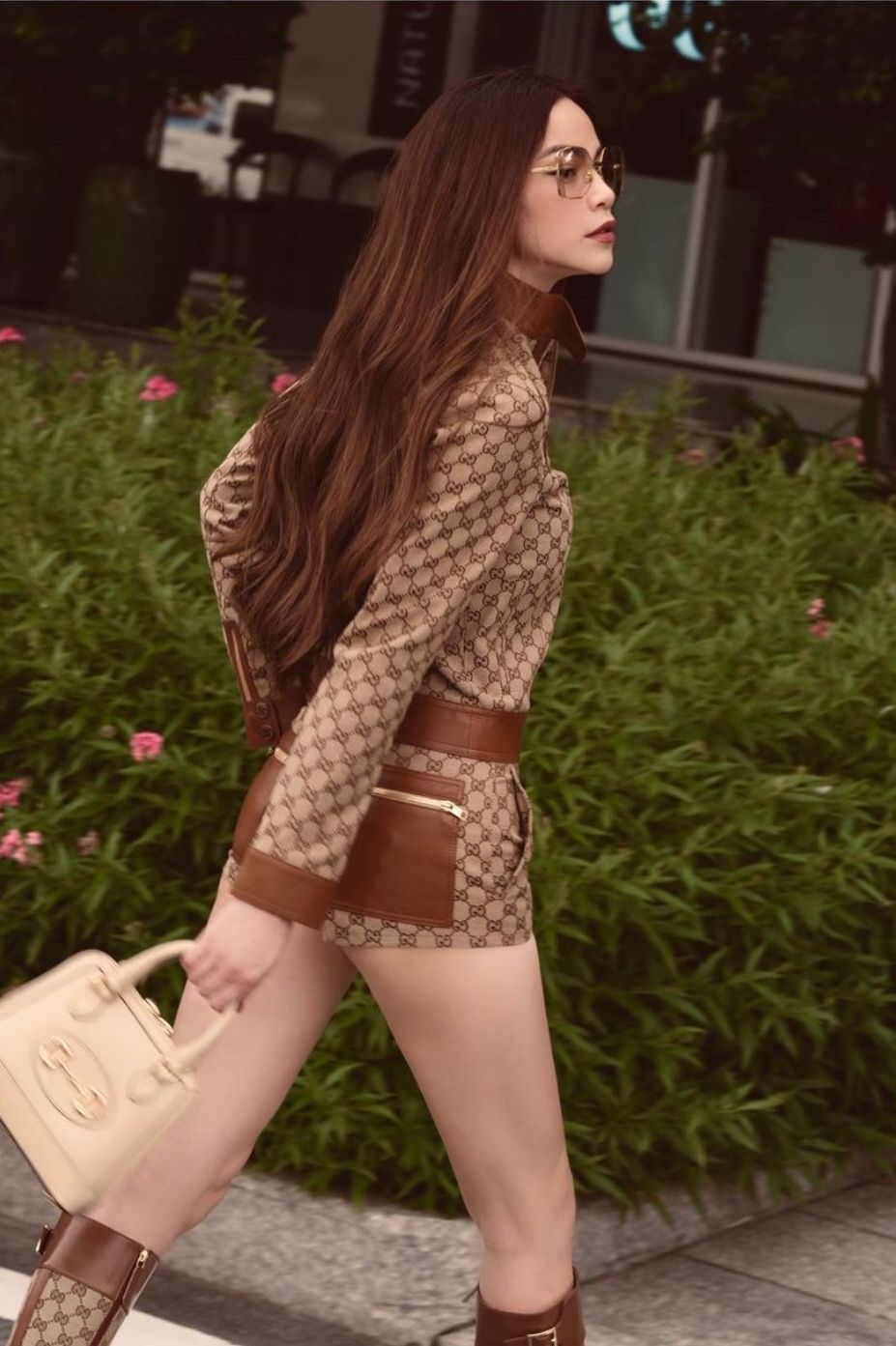  
Bộ ảnh đầu tiên của Hồ Ngọc Hà sau giãn cách, tại đây người đẹp diện cả cây đồ hiệu Gucci quen thuộc, từ outfit, giày đến túi. (Ảnh: IGNV)
