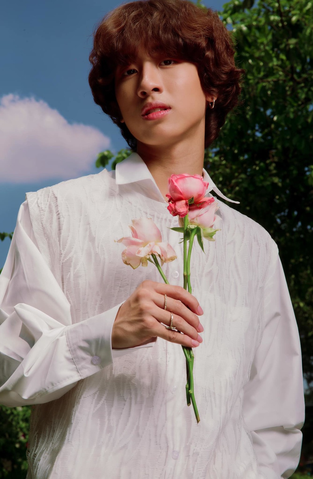  
Gia Khiêm trong một bộ ảnh với concept lãng tử. Outfit sơ mi trắng kết hợp áo ghi-lê cùng màu và cành hoa hồng đậm phong cách hoàng tử khiến ai nấy đều xuýt xoa. (Ảnh: FBNV)