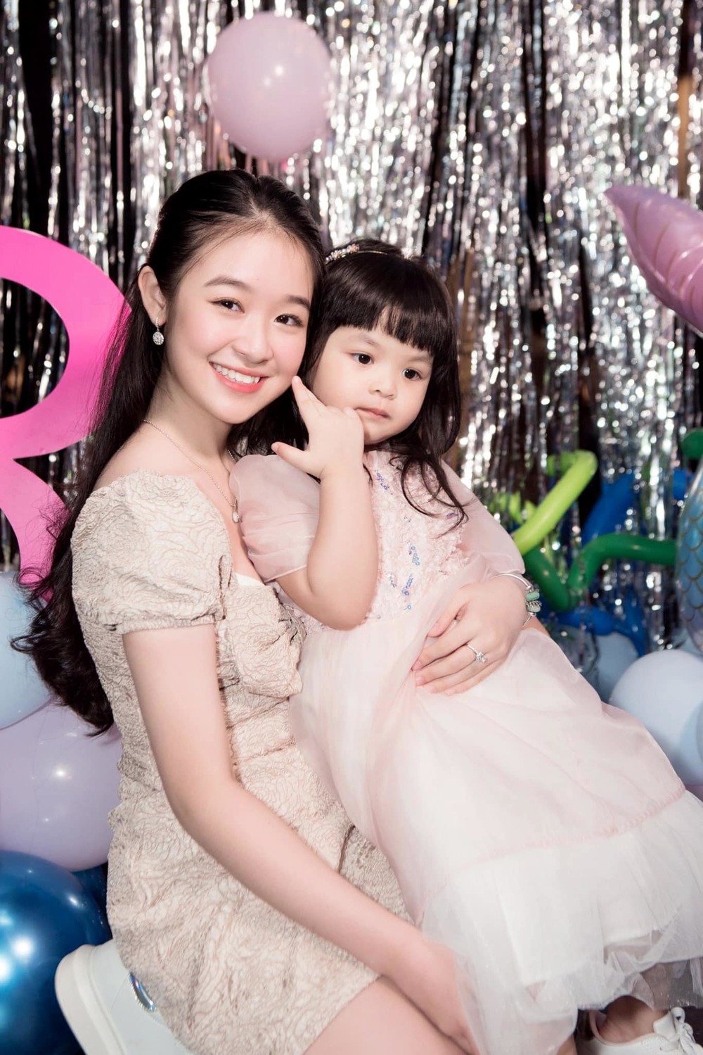  
Diễn viên Gia Đình Là Số 1 xuất hiện trong tiệc sinh nhật của con gái bà Phạm Kim Dung. (Ảnh: FBNV)