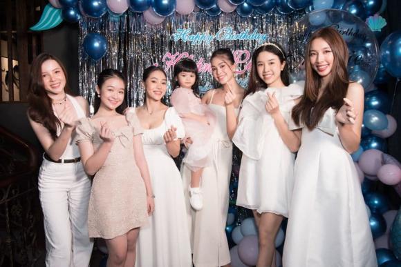  
Tiểu mỹ nhân gốc Cần Thơ lại được dịp "đọ sắc" với dàn Hoa hậu Việt. (Ảnh: FBNV)
