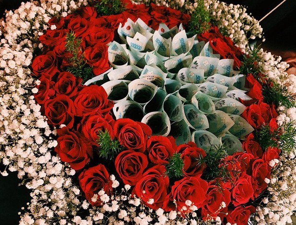  
Một bó hoa đang được nhiều chàng trai lựa chọn để tặng mẹ, vợ hoặc bạn gái. (Ảnh: An Ninh Thủ Đô)