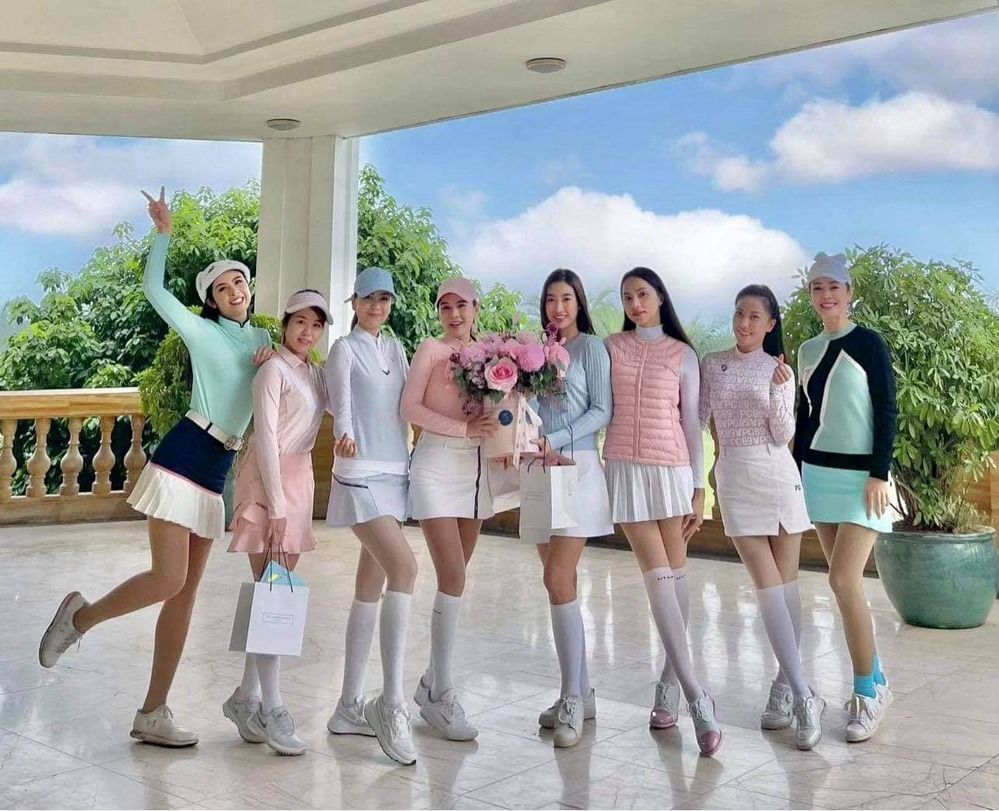  
Cả nhóm tổ chức sinh nhật cho Hoa hậu Đỗ Mỹ Linh và một người bạn doanh nhân trong hội golf. (Ảnh: FBNV) - Tin sao Viet - Tin tuc sao Viet - Scandal sao Viet - Tin tuc cua Sao - Tin cua Sao