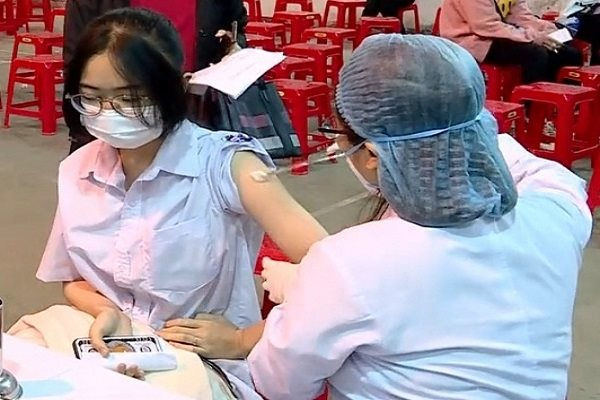  
Các em học sinh tại tỉnh Ninh Bình được tiến hành tiêm vaccine ngừa Covid-19. (Ảnh: Báo Công Lý)