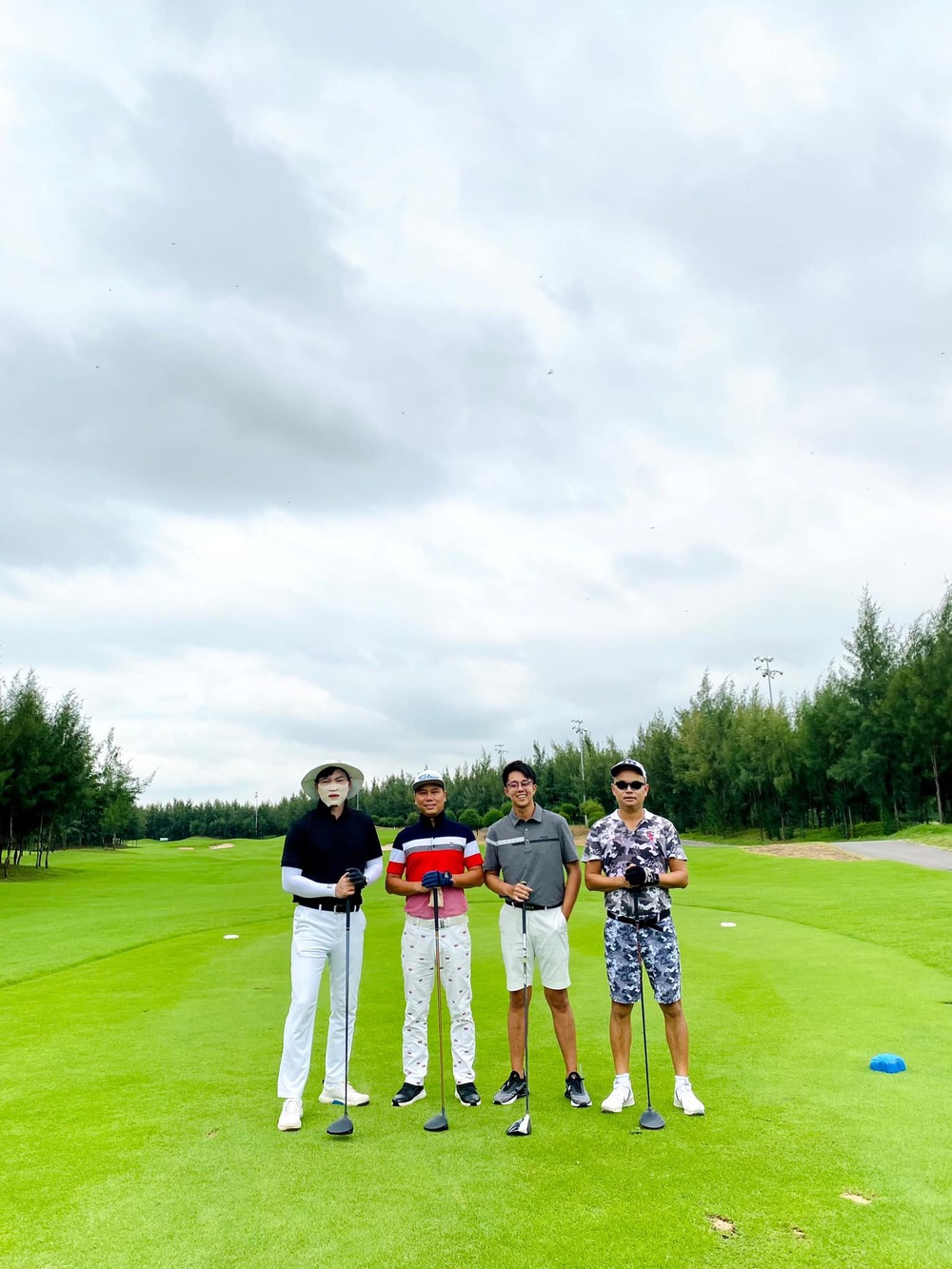  
Địa điểm Matt Liu cùng những người bạn của mình chơi golf mới đây giống hệt với "background" bức ảnh Hương Giang vừa chia sẻ. 