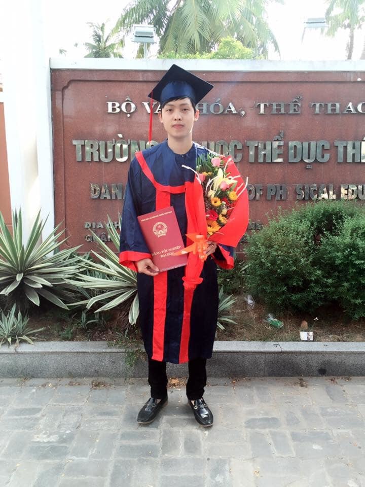  
Huy Lê trong lễ tốt nghiệp đại học. 