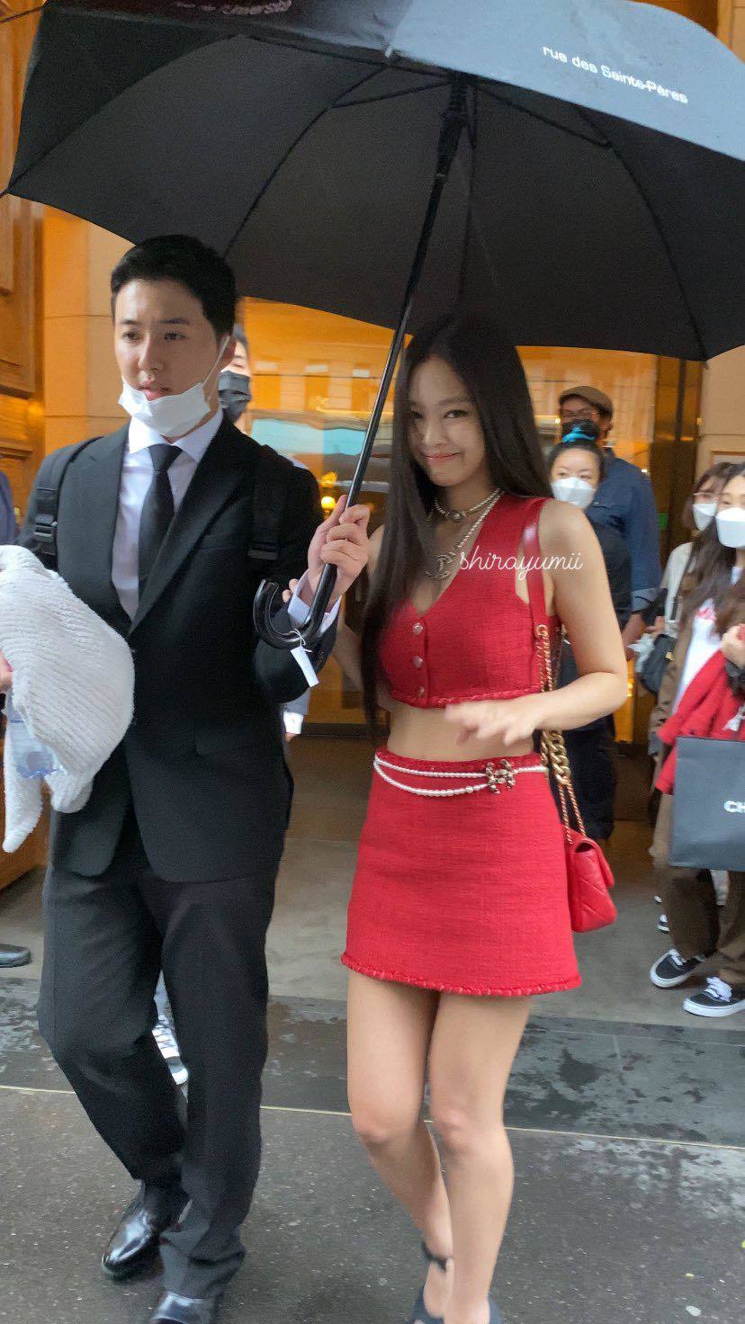 Blackpinks Jennie proved her title of Chanels House Ambassador at the  brands Fall 2022 Show at Paris Fashion Week