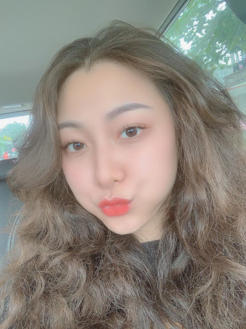 LayLa vô cùng đáng yêu với kiểu tóc xù thương hiệu.