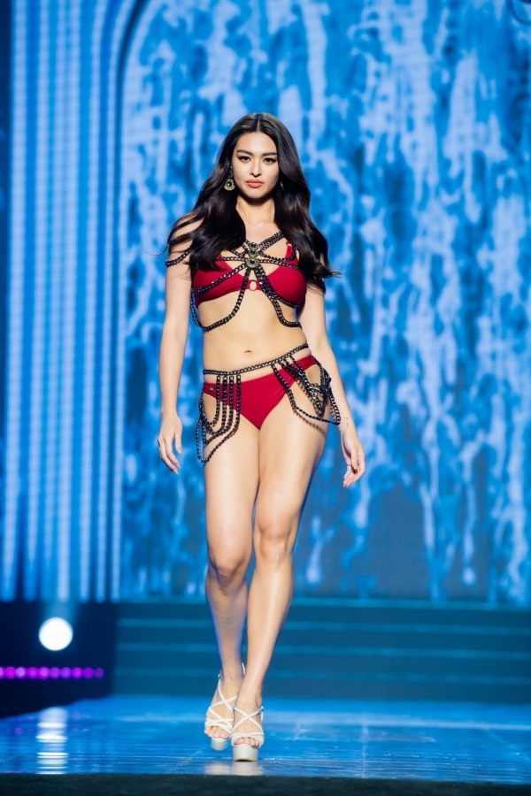  
Thân hình của Hoa hậu Hoàn vũ Thái Lan không hề có những vòng eo quyến rũ mà thay vào đó là "vòng eo bánh mì" nhưng cô nàng vẫn rất tự tin trình diễn phần áo tắm. (Ảnh: FBNV) - Tin sao Viet - Tin tuc sao Viet - Scandal sao Viet - Tin tuc cua Sao - Tin cua Sao