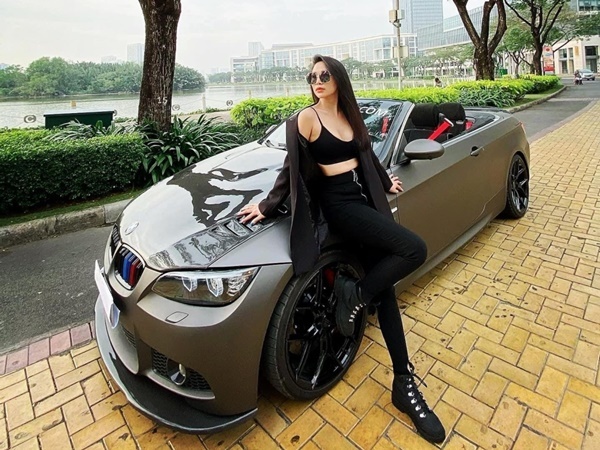  
Người đẹp thường xuyên chia sẻ hình ảnh tạo dáng với xe hơi đắt tiền lên trang cá nhân khiến netizen không khỏi trầm trồ. (Ảnh: FBNV)