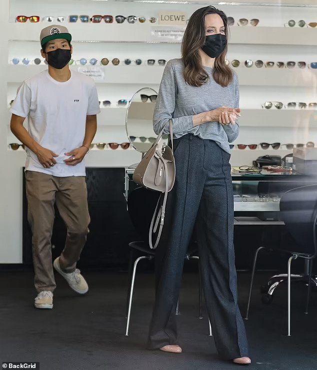  Angelina Jolie và Pax Thiên xuất hiện tại một cửa hàng mắt kính hàng hiệu. (Ảnh: BackGrid)