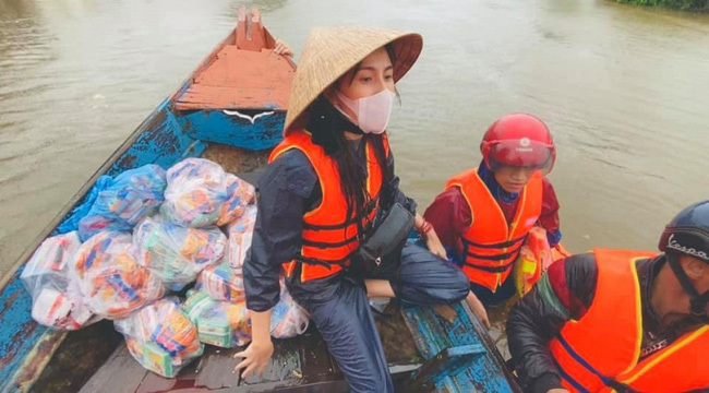  
Thủy Tiên đến các tỉnh miền Trung bị lũ lụt, trao tiền và quà cứu trợ. (Ảnh: FBNV)