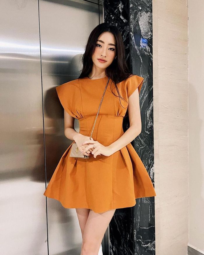  
Hoa hậu Lương Thùy Linh sở hữu nhan sắc vạn người mê cùng vóc dáng "chuẩn không cần chỉnh" nên khi diện chiếc đầm này lại càng tôn lên thần thái cho cô. (Ảnh: FBNV)