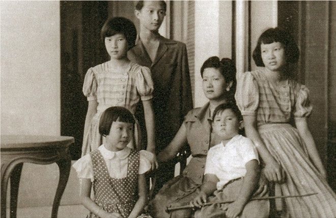  
Nam Phương Hoàng hậu (ngồi giữa) và các con. (Ảnh: Vietnamnet)
