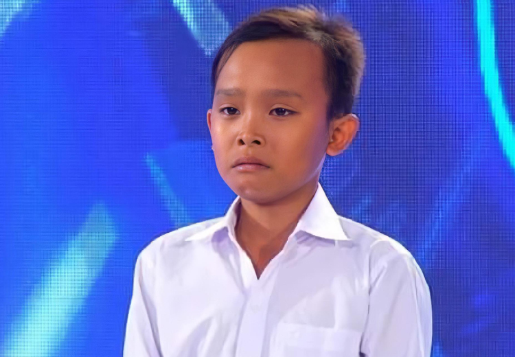  
Cậu bé gốc Tiền Giang tham gia chương trình âm nhạc và được Phi Nhung nhận làm con nuôi. (Ảnh: FBNV) - Tin sao Viet - Tin tuc sao Viet - Scandal sao Viet - Tin tuc cua Sao - Tin cua Sao