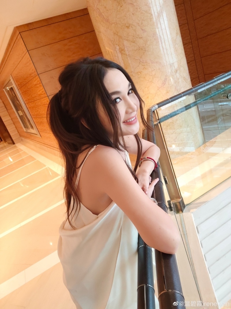  Thời trang và kiểu tóc Ôn Bích Hà sử dụng khiến cô như các bạn tuổi teen. (Ảnh: Weibo)