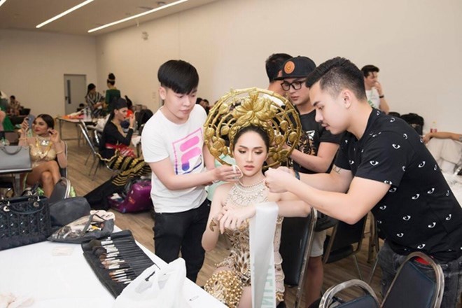  
Hình ảnh trước khi bước vào đêm Chung kết Hoa hậu Chuyển giới Quốc tế 2018 của Hương Giang cũng khí chất không kém. (Ảnh: FBNV)